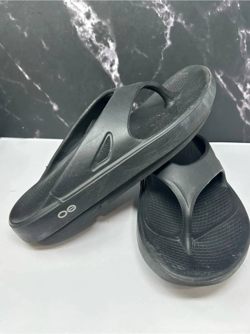 OOFOS Black Recovery Flip Flops size 8 - Picture 1 of 4